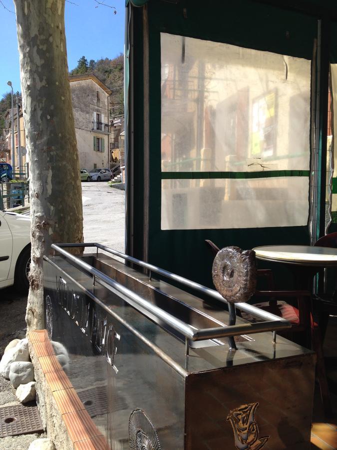 Bar Hotel De La Place Mezel 외부 사진